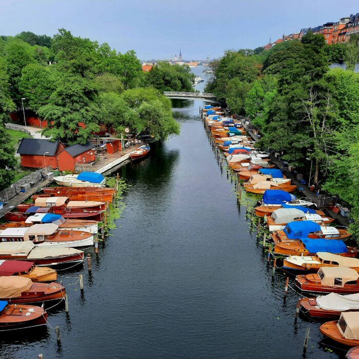 Embarcations privées sur un canal de Stockholm