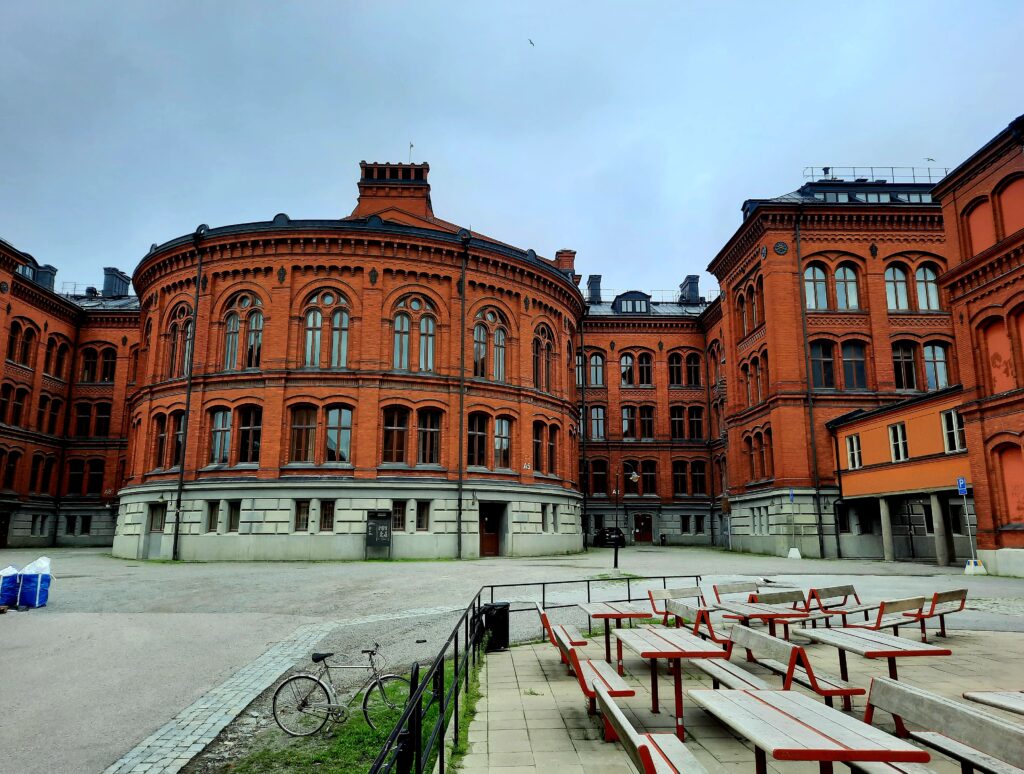 Bâtiment universitaire rouge de Stockholm