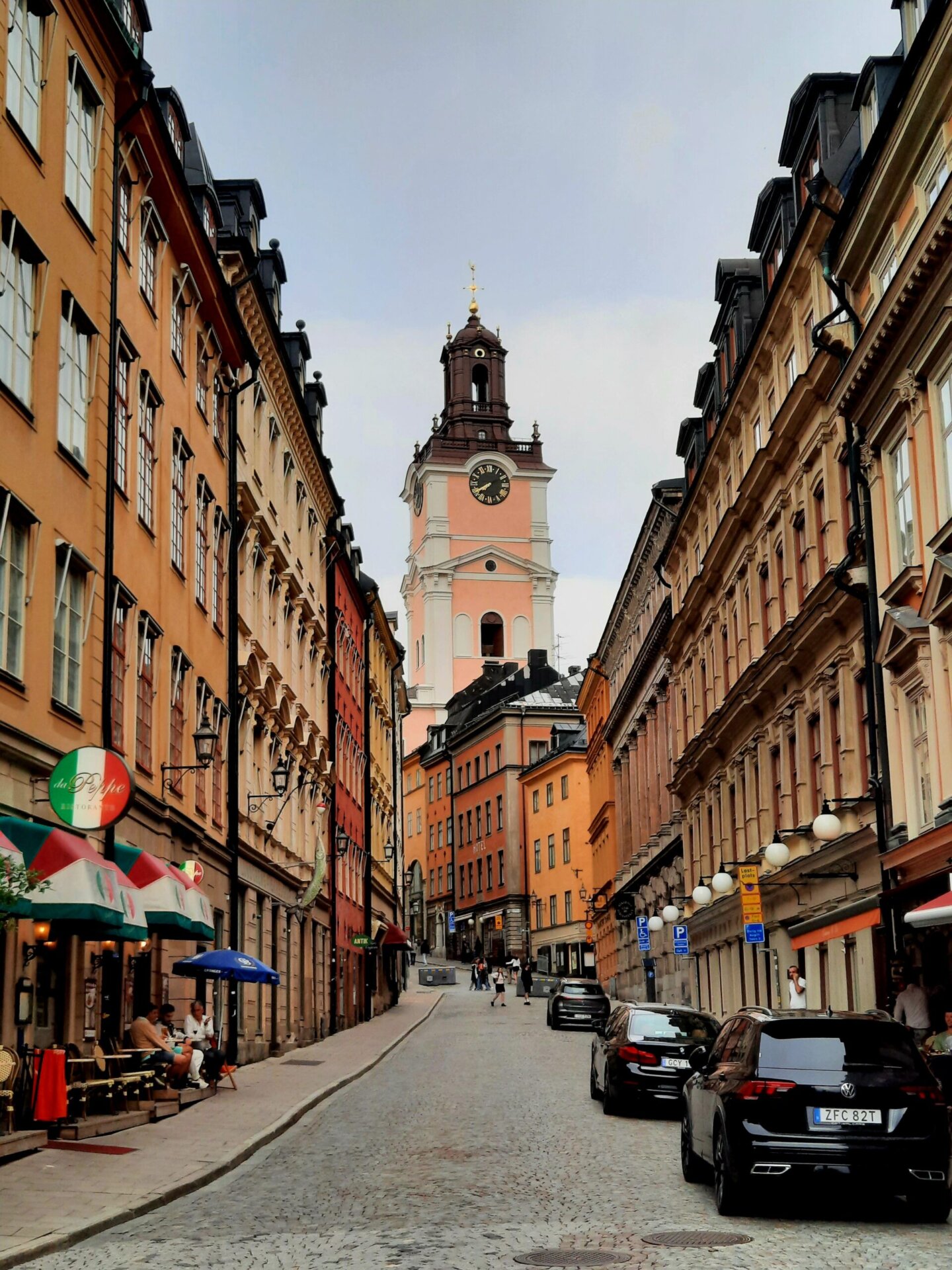 Rue en pavé vers l'église du centre de Stockholm