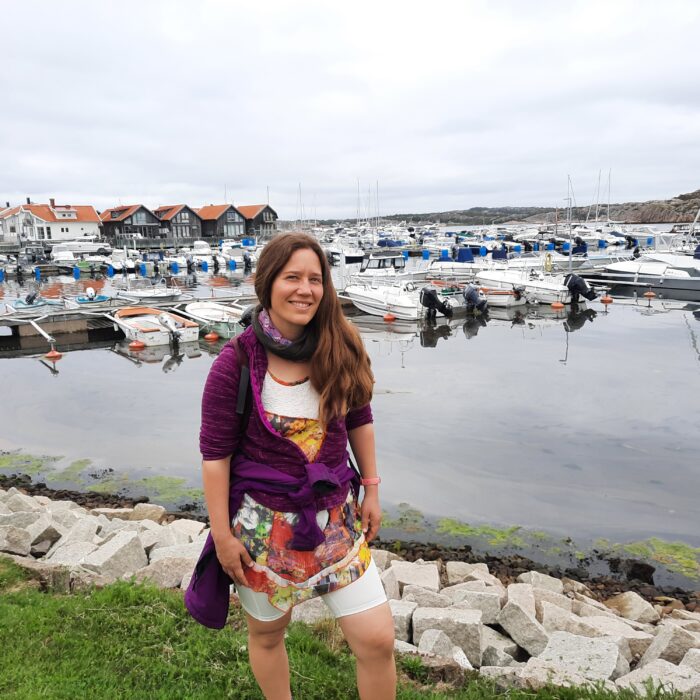 Mon amie Sophie posant devant le port de Malmön