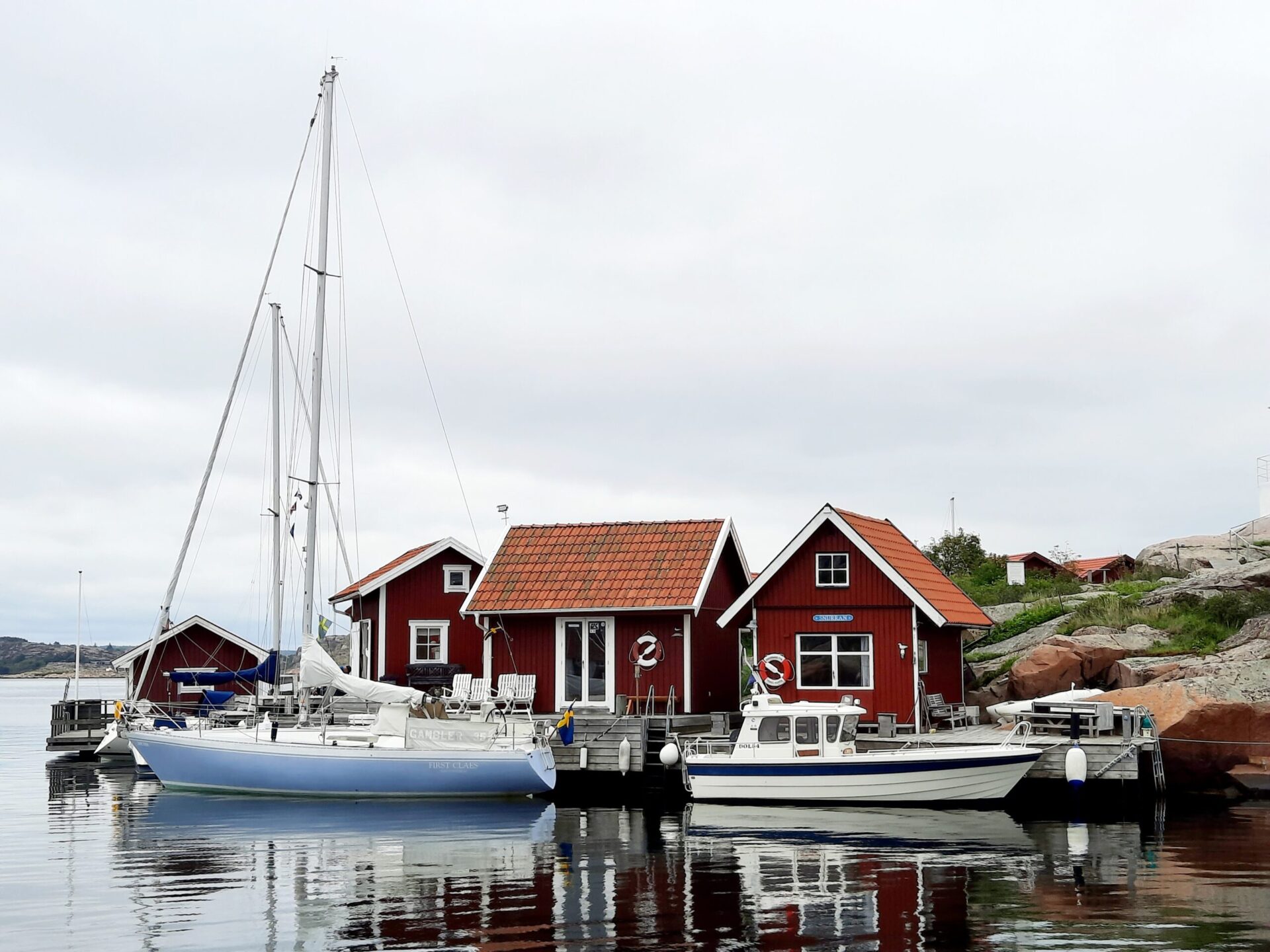 Cabanes de pêche et embarcations au port de Malmon