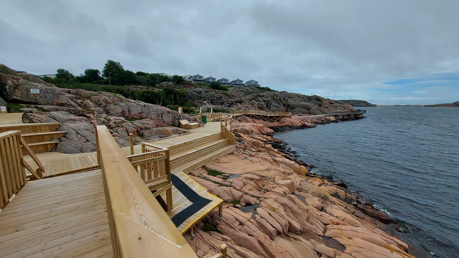 Sentier sur pilotis de l'étape 12 du Kuststigen vers Lysekil